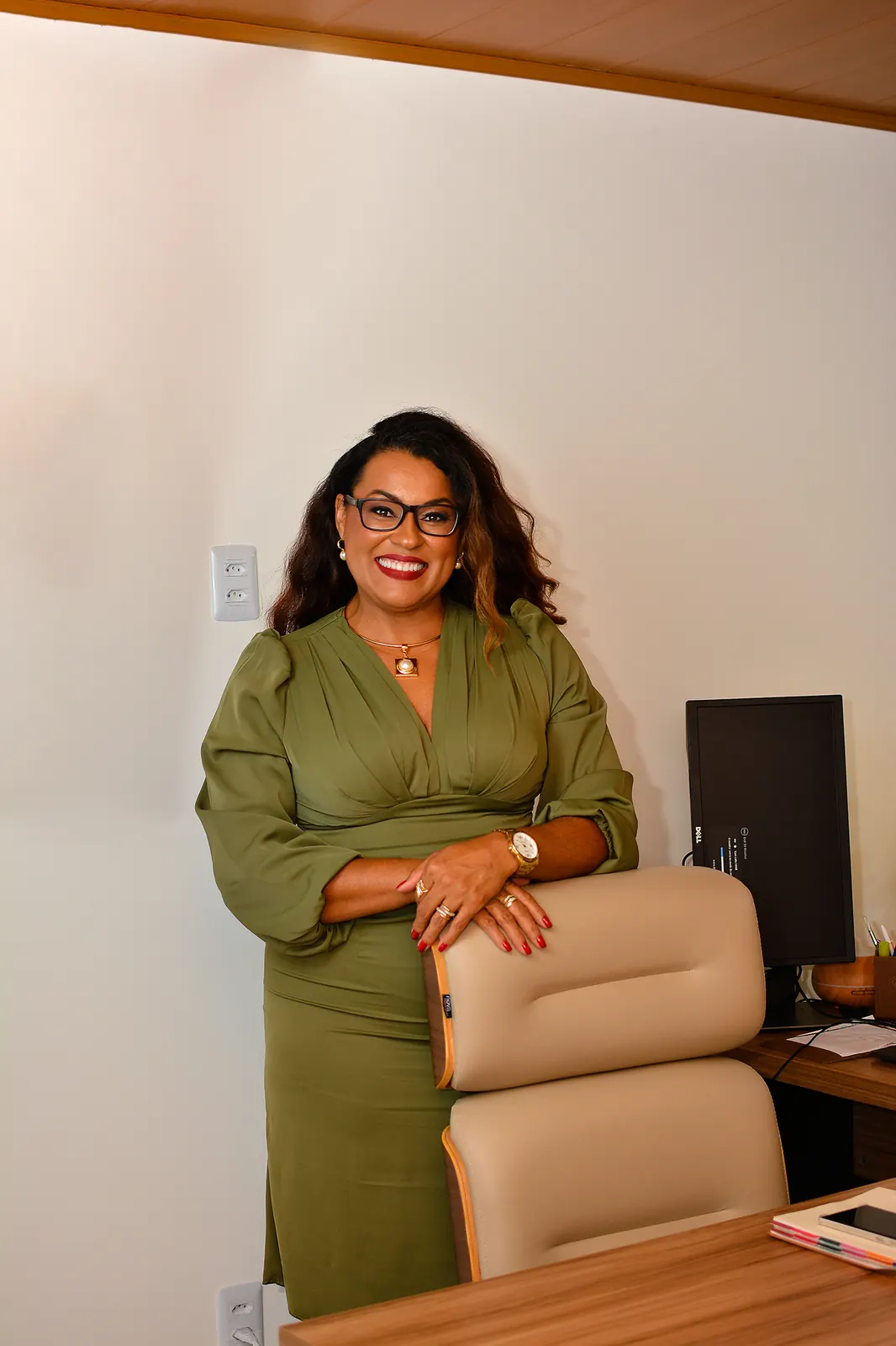 Dra. Marina Arantes, advogada imobiliária, em seu escritório
